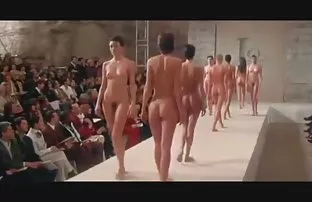 XXX gadis itu duduk di indo mesum new halangan (mungkin gulungan tua.)