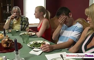 XXX Basah dari mesum di mobil indo kesenangan!